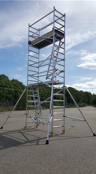 Färdigmonterad hanverkarställning i aluminium på hjul